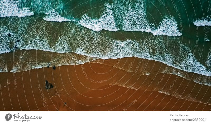 Luftaufnahme von der fliegenden Drohne der Meereswellen, die die Wellen zerstören. Umwelt Natur Landschaft Sand Wasser Sommer Schönes Wetter Küste Strand Bucht