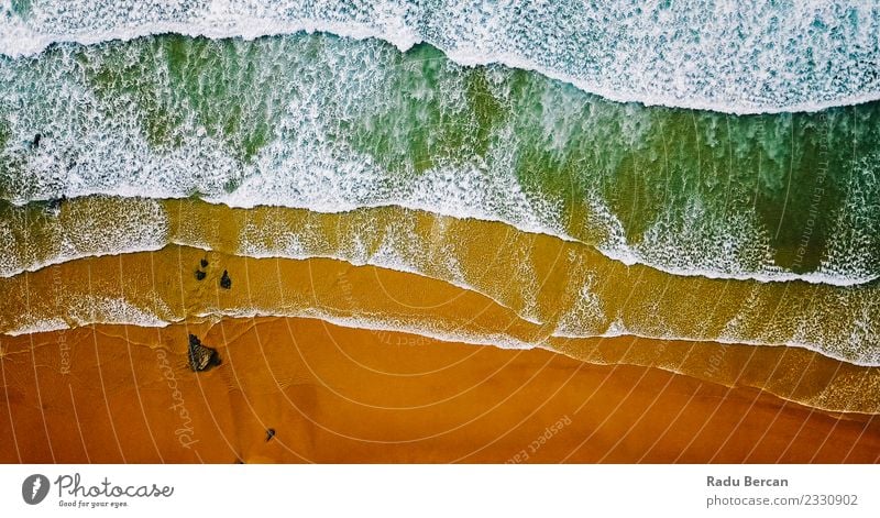 Luftaufnahme von der fliegenden Drohne der Meereswellen, die am Strand erdrücken. Umwelt Natur Landschaft Sand Wasser Sommer Schönes Wetter Wärme Wellen Küste