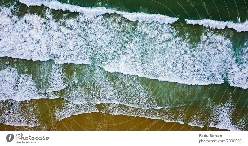 Luftaufnahme von der fliegenden Drohne der Meereswellen am Strand Umwelt Natur Landschaft Sand Wasser Sommer Schönes Wetter Wärme Wellen Küste einfach exotisch