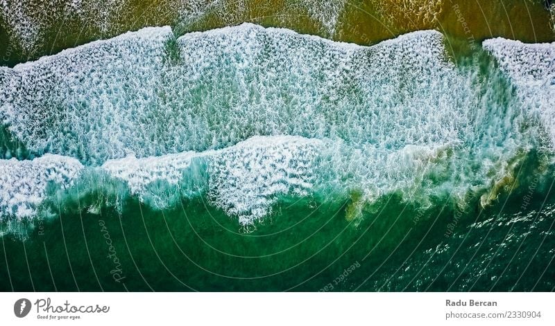 Luftaufnahme von der fliegenden Drohne der Meereswellen Umwelt Natur Landschaft Wasser Wellen Küste Strand Bucht Insel außergewöhnlich Ferne schön nass