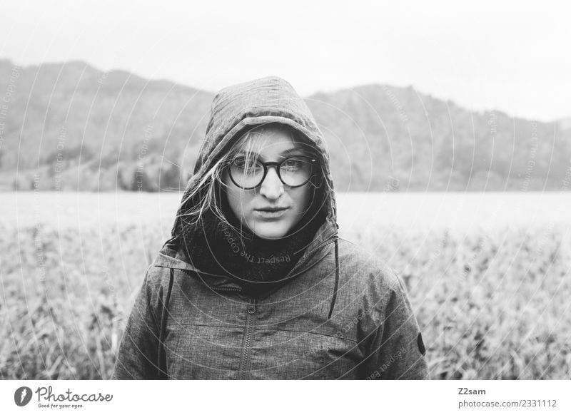 Junge Frau bei Regenwetter feminin Jugendliche 18-30 Jahre Erwachsene Umwelt Natur Landschaft Herbst schlechtes Wetter Alpen Berge u. Gebirge Mode Jacke Mantel