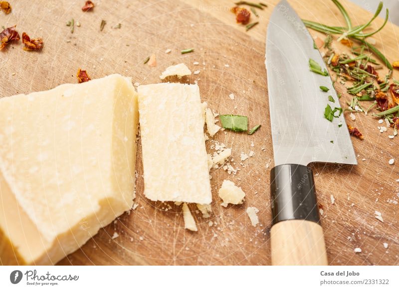 Parmesankäse auf Holzplatte Lebensmittel Käse Gemüse Ernährung Abendessen Bioprodukte Vegetarische Ernährung Italienische Küche Metall Diät Essen Feste & Feiern