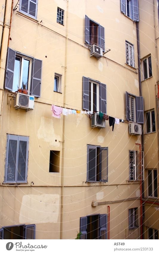 Klischee Ferien & Urlaub & Reisen Tourismus Italien Haus Rom Altstadt Gebäude Architektur Mauer Wand Fassade Fenster außergewöhnlich Armut Wäscheleine