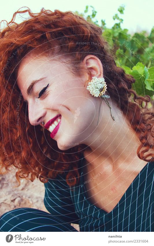 Junge rothaarige Frau mit Blumen als Ohrring Lifestyle Stil Design Freude schön Haare & Frisuren Haut Gesicht Schminke Wellness harmonisch Sinnesorgane Mensch
