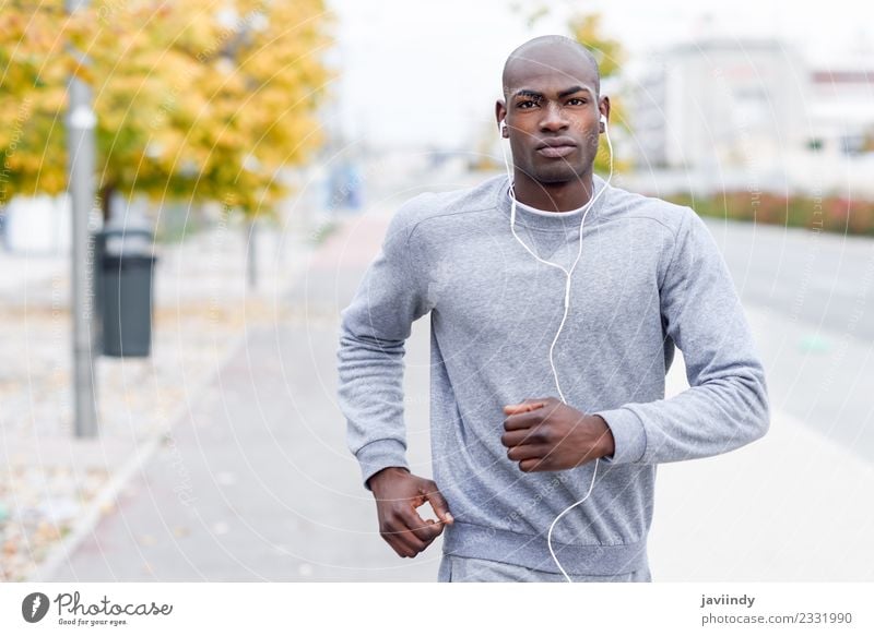 Attraktiver schwarzer Mann, der im urbanen Hintergrund läuft. Lifestyle Körper Sport Joggen Headset Mensch maskulin Erwachsene Jugendliche 1 18-30 Jahre Fitness