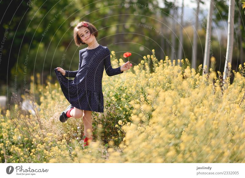 Kleines Mädchen im Naturfeld in einem Kleid mit Mohnblumen. Lifestyle Freude Glück schön Spielen Sommer Kind Mensch feminin Baby Frau Erwachsene Kindheit 1