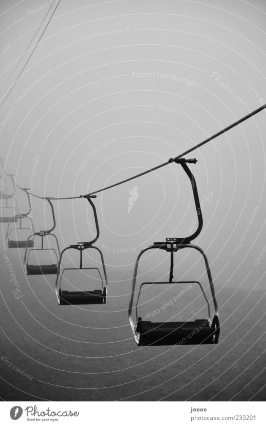 Seilbahn in's Nichts Nebel fahren grau stagnierend Zentralperspektive Nebelbank gruselig Sesselbahn Textfreiraum oben Dunst schlechtes Wetter Schwarzweißfoto