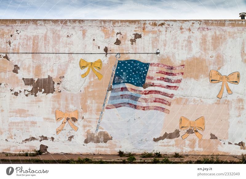 Die Fassade bröckelt Kunst Kunstwerk Gemälde USA Amerika Nordamerika Kalifornien Ruine Gebäude Mauer Wand Schleife Zeichen Graffiti Fahne Stars and Stripes alt
