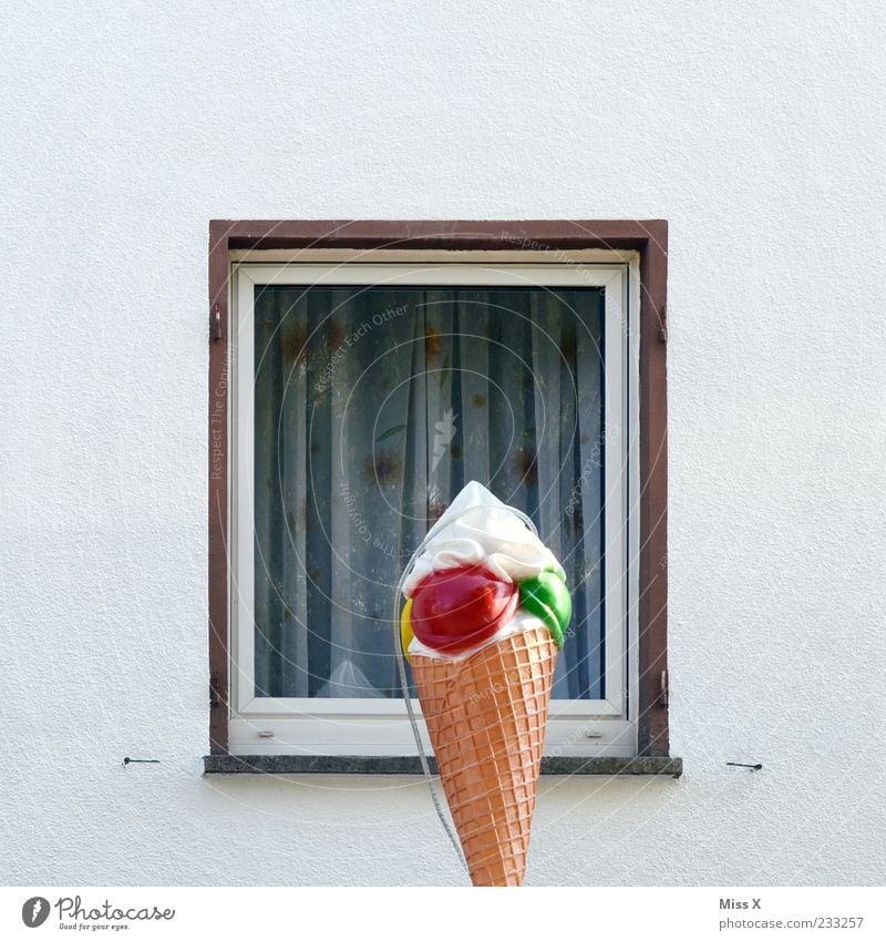 Fenster auf und lecken ! Lebensmittel Speiseeis Haus gigantisch lecker Kunststoff Werbung Eiswaffel Sahne Farbfoto Außenaufnahme Menschenleer Textfreiraum links
