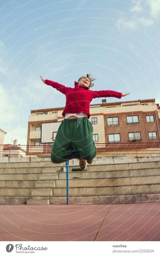 Junge glückliche Frau, die auf der Straße springt. Lifestyle Stil Freude Gesundheit sportlich Fitness Wellness Leben Sport Sport-Training Leichtathletik Mensch