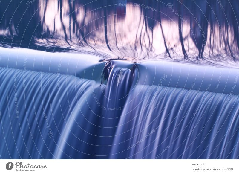Wasserfall Umwelt Natur Urelemente Bach Fluss Flüssigkeit nass natürlich schön weich blau Gefühle Gelassenheit geduldig Staumauer fließen Flußwehr Strömung