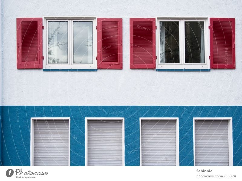 Architektur auf schwäbisch Haus Bauwerk Gebäude Mehrfamilienhaus Mauer Wand Fassade Fenster Fensterladen Rollo Rollladen außergewöhnlich blau rot weiß