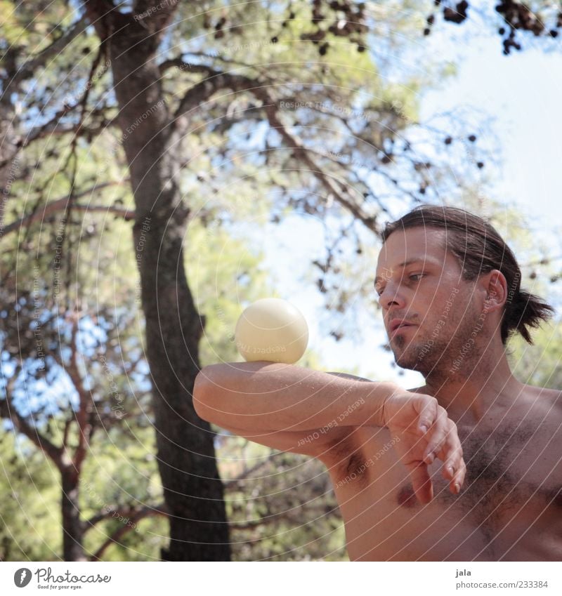 konzentriert Ball jonglieren Jongleur Mensch maskulin Mann Erwachsene 1 30-45 Jahre langhaarig Zopf ästhetisch Konzentration Gleichgewicht Sport-Training
