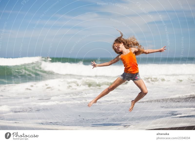 Teenager-Mädchen springen am Strand am blauen Meer Ufer im Sommerurlaub am Tag Zeit Lifestyle Freude Glück schön Freizeit & Hobby Spielen