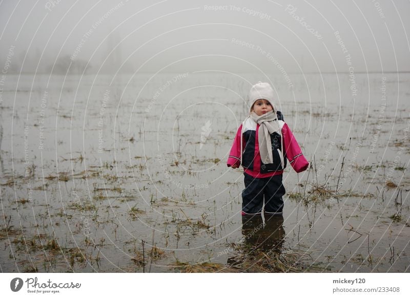 Nasse Füß Abenteuer Kind Mensch Kleinkind Kindheit 1 1-3 Jahre Natur Urelemente Wasser Herbst Klima schlechtes Wetter Nebel Feld Schutzbekleidung Schal
