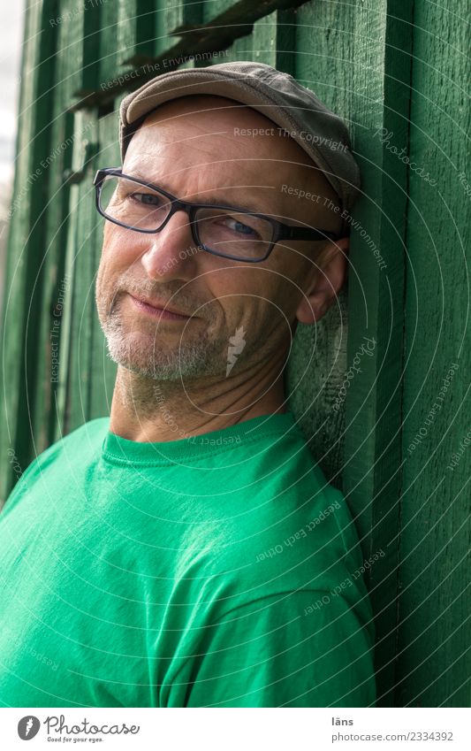 Mann l grün ist die Hoffnung Mensch maskulin Senior Leben 1 60 und älter Haus Mauer Wand T-Shirt Brille Mütze Glatze beobachten natürlich Vorfreude Coolness