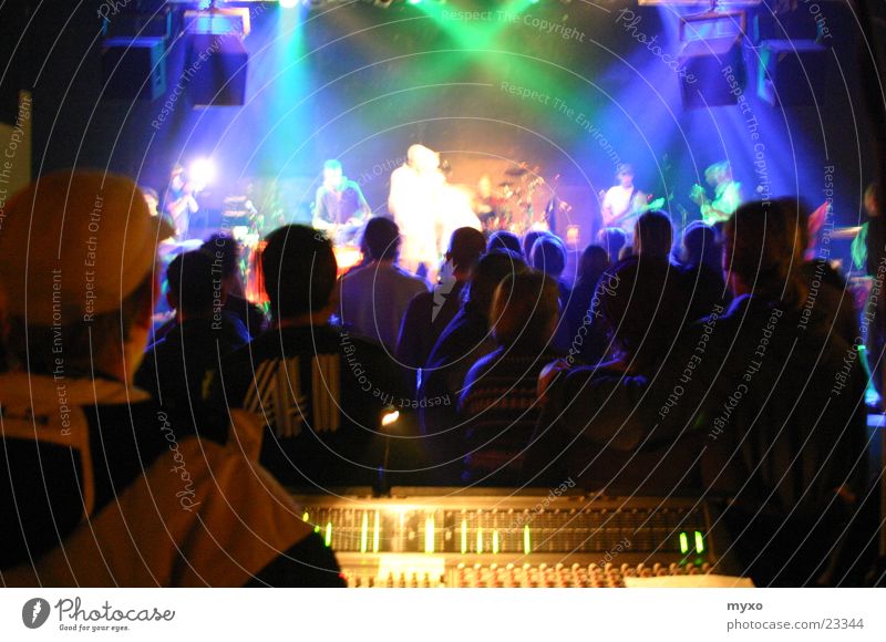 Bühnenshow Konzert live Party Musikmischpult Show Menschengruppe Beleuchtung Schnur Partygast