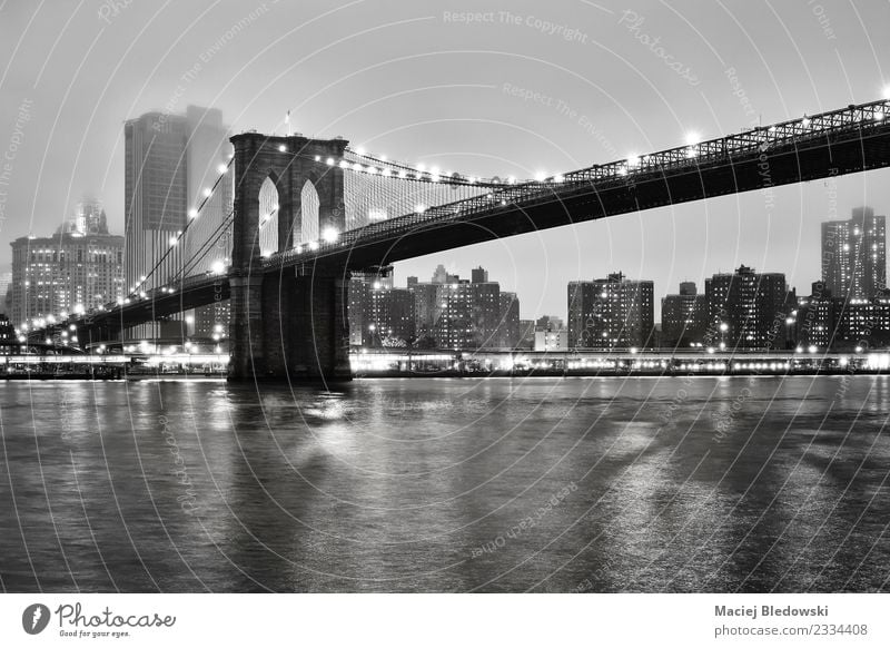 Brooklyn Bridge und das Manhattan in einer nebligen Nacht. Nebel Fluss Kleinstadt Stadt Stadtzentrum Skyline Hochhaus Brücke Gebäude Architektur