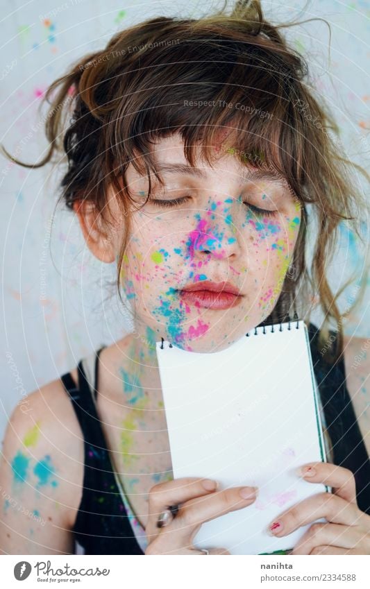 Junge Künstlerin mit Farbe im Gesicht hält ein Notizbuch. Stil Design schön Schminke Schüler Azubi Mensch feminin Junge Frau Jugendliche 1 18-30 Jahre