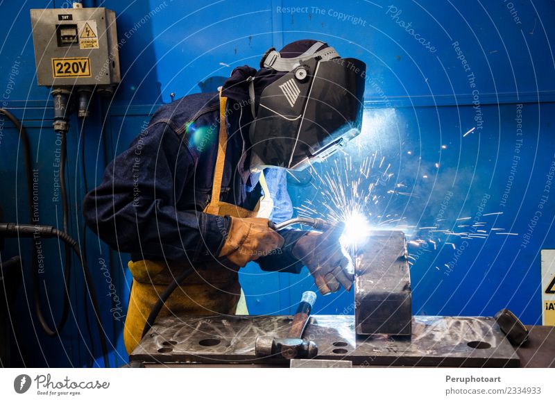 Schweißer Arbeit & Erwerbstätigkeit Beruf Arbeitsplatz Fabrik Industrie Werkzeug Mann Erwachsene Metall Stahl bauen Sicherheit Schutz Schweißen Produktion