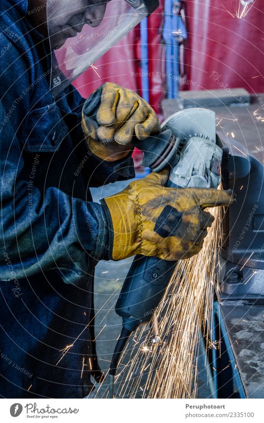 Mann schneidet Eisen Arbeit & Erwerbstätigkeit Fabrik Industrie Business Werkzeug Technik & Technologie Mensch Erwachsene Hand Gebäude Metall Stahl Schutz