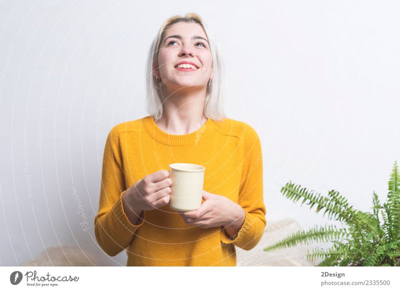 Glückliche junge Frau mit einem strahlend warmen Lächeln Frühstück Getränk trinken Heißgetränk Kaffee Espresso Tee Lifestyle Stil schön Gesicht Gesundheitswesen