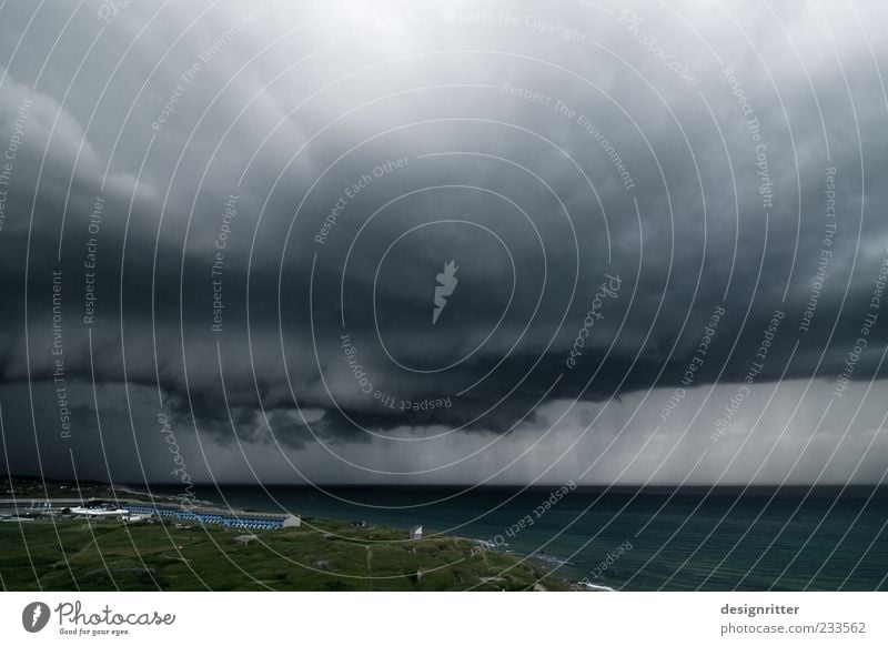 Das Auge Urelemente Luft Wasser Himmel Wolken Gewitterwolken Klima Klimawandel Wetter schlechtes Wetter Unwetter Wind Sturm Regen Küste Nordsee Meer bedrohlich