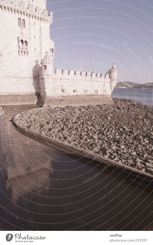 ruhiger Schwung Wasser Lissabon Portugal Hauptstadt Hafenstadt Altstadt Bauwerk Sehenswürdigkeit Wahrzeichen Turm von Belem Schutz Kraft abwehrend Tourismus