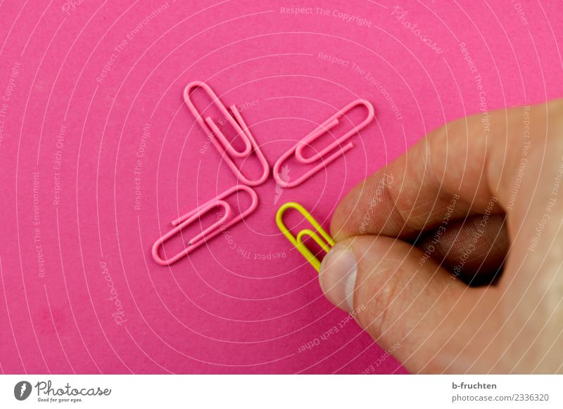 eine gelbe Büroklammer kommt dazu Finger Zeichen berühren Bewegung festhalten liegen frei Fröhlichkeit frisch Zusammensein rosa Genauigkeit einzigartig Mischung