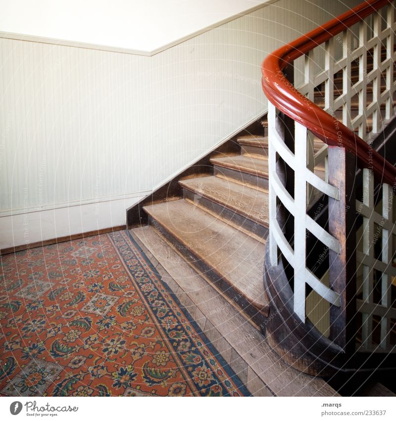Auf Wohnung Innenarchitektur Treppe Treppenhaus Treppengeländer Altbau Holz alt Nostalgie Perspektive aufsteigen Gedeckte Farben Innenaufnahme Menschenleer
