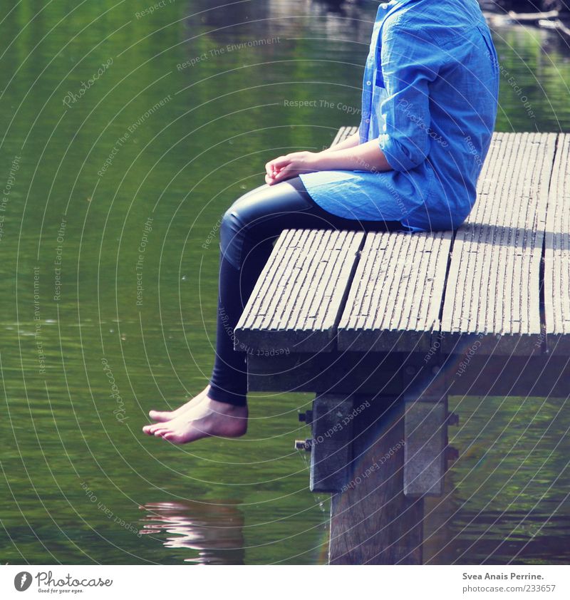 kopflos. Beine Fuß 1 Mensch 18-30 Jahre Jugendliche Erwachsene Wasser Schönes Wetter Hemd Leggings sitzen einzigartig dünn Steg Teich Einsamkeit Farbfoto