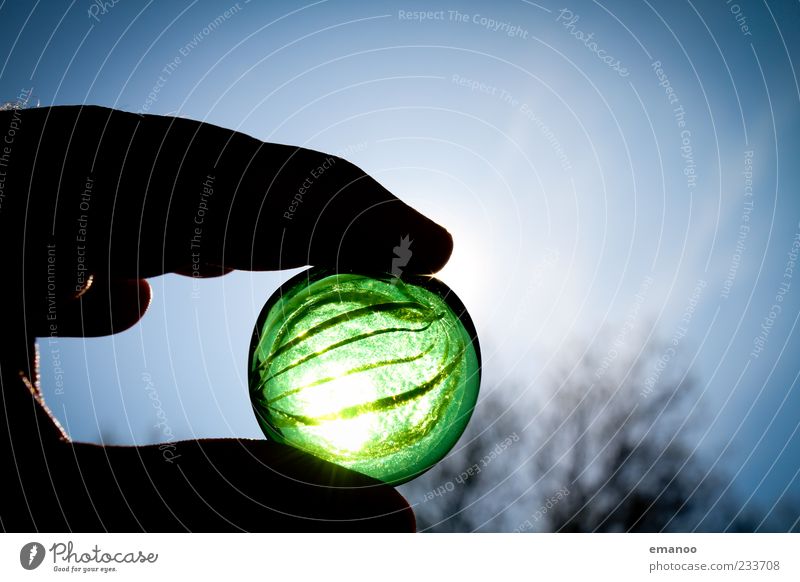 marvelous marble handheld Hand Finger Umwelt Natur Himmel Sommer Stein Glas festhalten dunkel rund grün ästhetisch Murmel Kugel durchsichtig Spielzeug