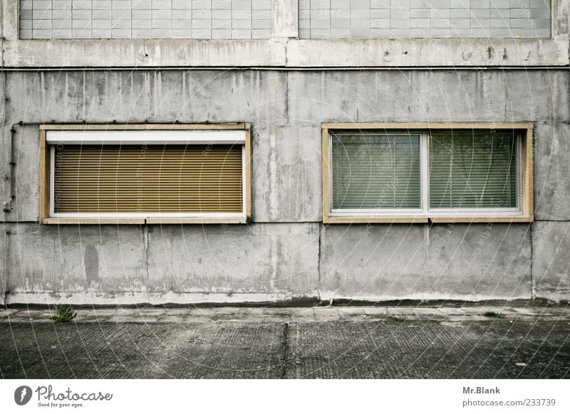 fensterwirrwarr II Mauer Wand Fassade alt hässlich braun grau weiß Verfall verfallen Unbewohnt Farbfoto Gedeckte Farben Außenaufnahme Menschenleer