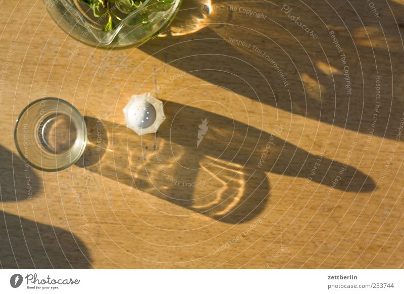 Tisch Lebensmittel Ernährung Schalen & Schüsseln Holz Salz Salzstreuer Glas Krug Schatten Möbel Farbfoto Außenaufnahme Nahaufnahme Detailaufnahme