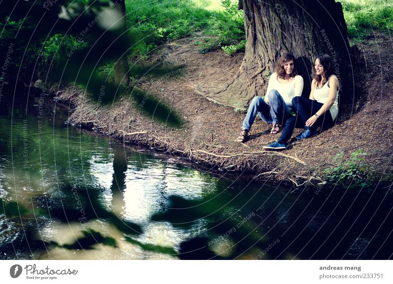 Ein gemütliches Plätzchen Ausflug Sommer feminin Junge Frau Jugendliche Geschwister Freundschaft 2 Mensch 18-30 Jahre Erwachsene Natur Frühling Baum Park Bach