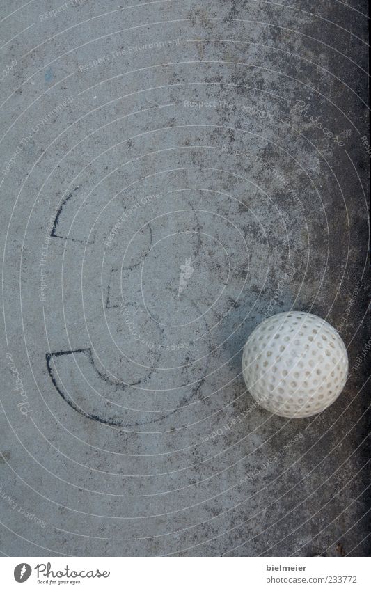 3PUNKT Minigolf Stein Beton klein grau schwarz weiß Golf Golfball Ball Kunststoff Kugel Schwarzweißfoto Außenaufnahme Nahaufnahme abstrakt Strukturen & Formen