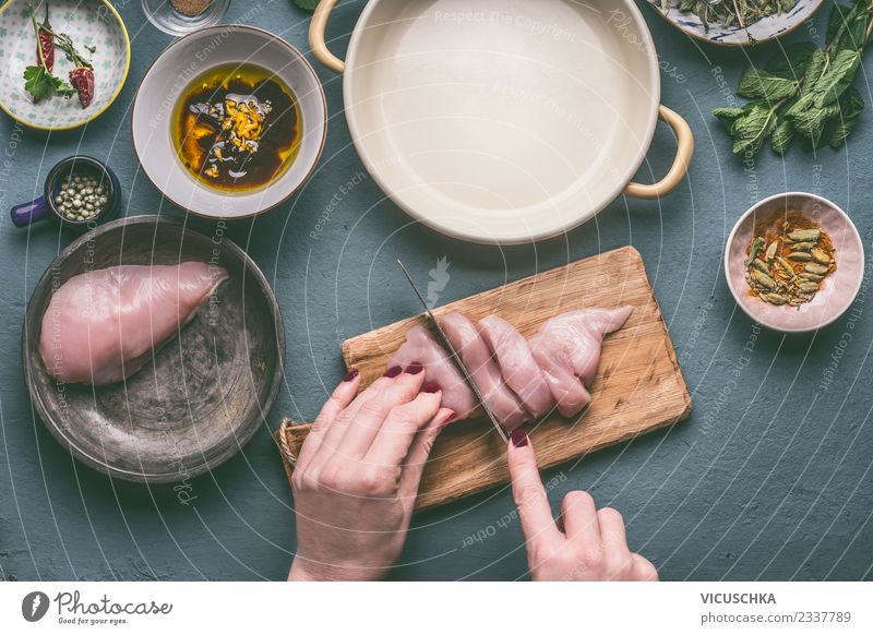 Hände schneiden Hähnchenbrust auf dem Küchentisch Lebensmittel Fleisch Ernährung Bioprodukte Diät Geschirr Schalen & Schüsseln Messer Stil Design