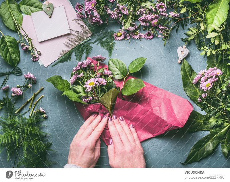 Blumenstrauß verpacken, Schritt für Schritt kaufen Stil Design Freude Häusliches Leben Tisch Feste & Feiern Mensch feminin Frau Erwachsene Hand Pflanze Blatt