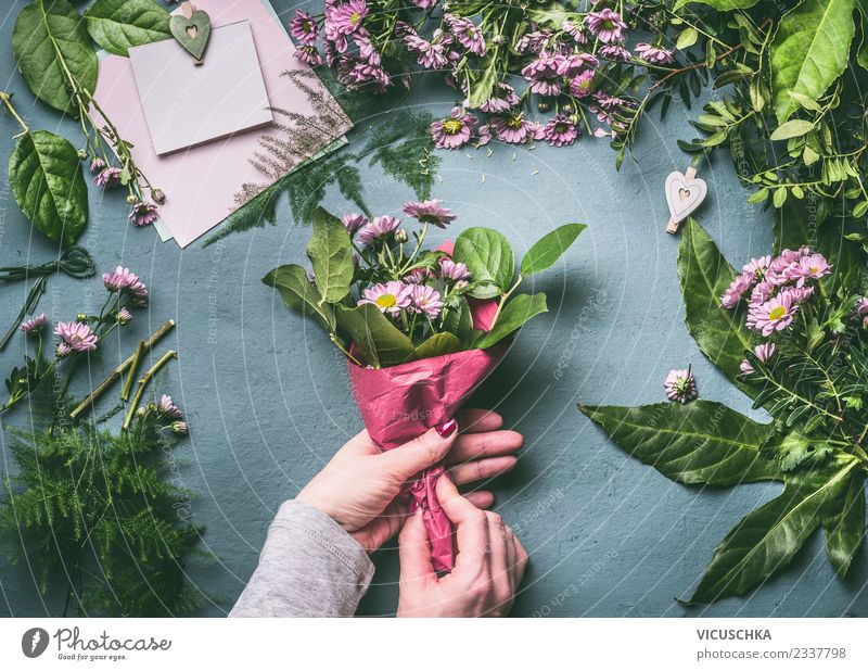 Blumenstrauß verpacken, Schritt für Schritt 3 Stil Design Tisch Veranstaltung Feste & Feiern Mensch feminin Frau Erwachsene Hand Rose Dekoration & Verzierung