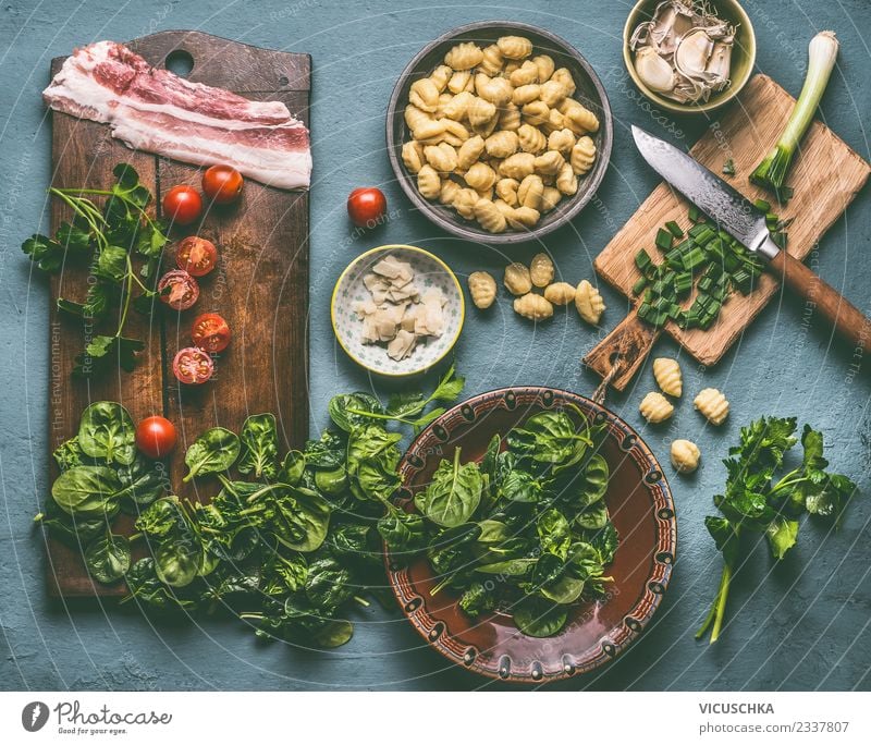 Gnocchi Mahlzeit mit Spinat, Tomaten und Bacon Lebensmittel Ernährung Mittagessen Geschirr Teller Schalen & Schüsseln Stil Design Tisch Küche Snowboard