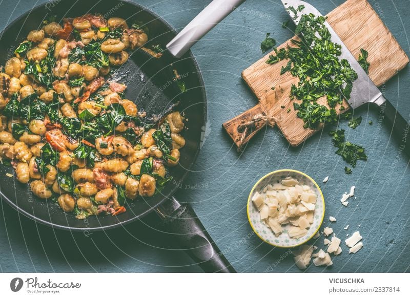 Gnocchi Pfanne mit Spinat Lebensmittel Fleisch Wurstwaren Gemüse Ernährung Mittagessen Abendessen Geschirr Messer Stil Design Häusliches Leben Tisch Küche