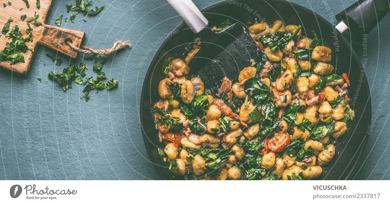 Pfanne mit Gnocchi , Spinat und Gemüse Lebensmittel Kräuter & Gewürze Ernährung Mittagessen Bioprodukte Vegetarische Ernährung Diät Löffel Stil Design