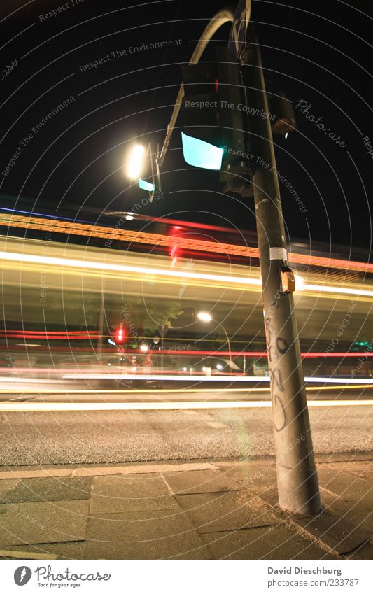 Grüne Welle Verkehrswege Straßenverkehr Wege & Pfade Ampel mehrfarbig gelb rot schwarz Linie Straßenbeleuchtung Geschwindigkeit Bürgersteig Farbfoto