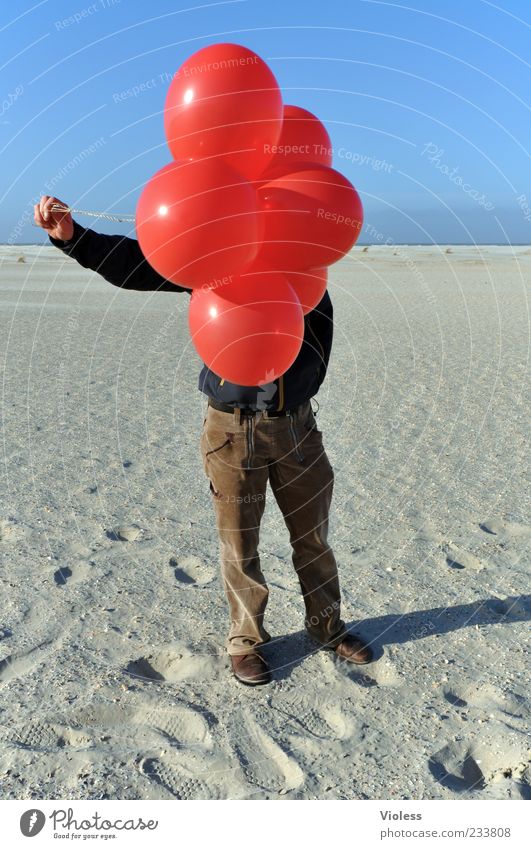 Spiekeroog | ...Ich hab sie wieder ;-) 1 Mensch Sand Schönes Wetter Strand Nordsee festhalten fliegen leuchten rot Luftballon Farbfoto Experiment unerkannt