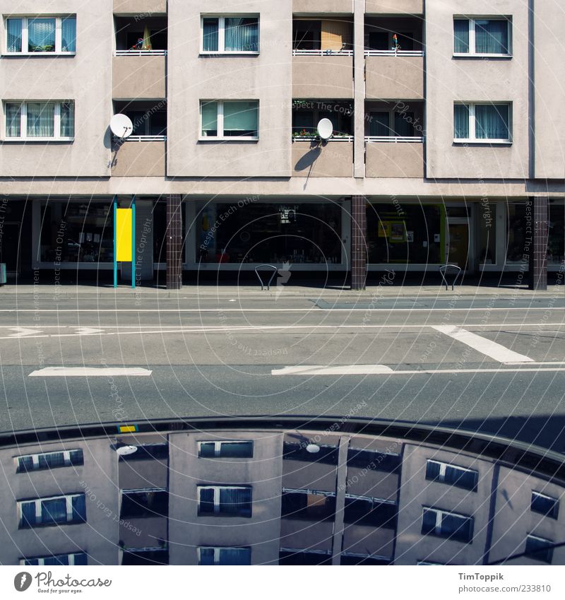 Bent Reality Stadt trist Fenster Satellitenantenne Mehrfamilienhaus Plattenbau Spiegelbild grau Menschenleer Wohnhochhaus Häusliches Leben Nachbar anonym Straße