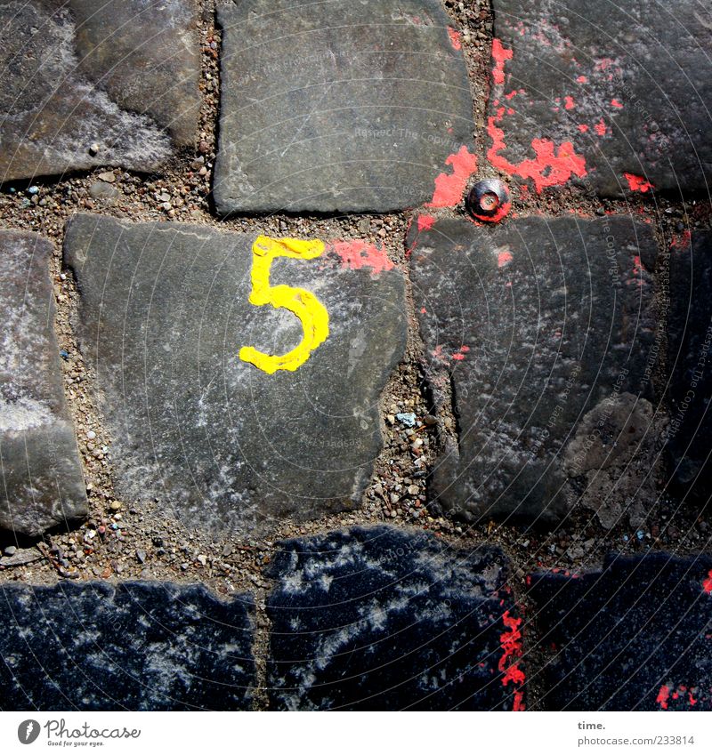 Thanx! Sand Menschenleer Wege & Pfade Stein Zeichen Ziffern & Zahlen Schilder & Markierungen glänzend dreckig gelb rot Farbe Genauigkeit Ordnung Präzision