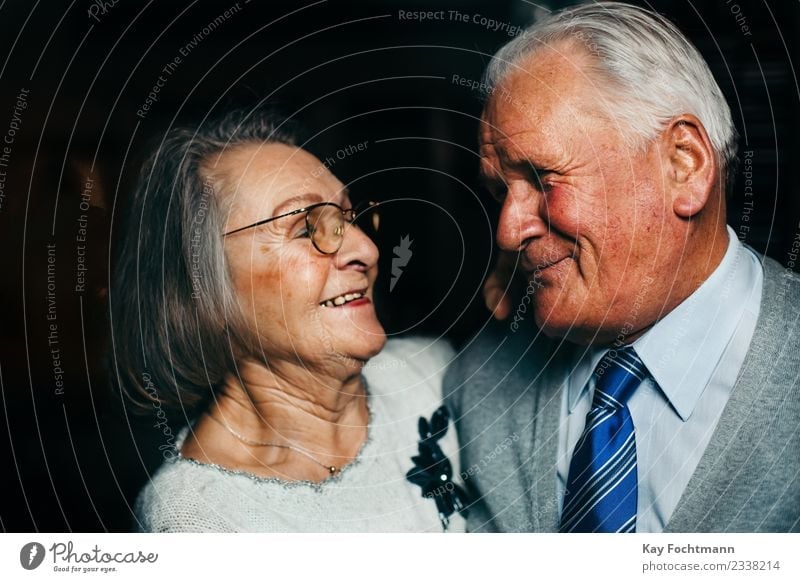 Lächelndes Seniorenpaar schaut sich liebevoll in die Augen Gesundheit Seniorenpflege harmonisch Wohlgefühl Zufriedenheit Weiblicher Senior Frau