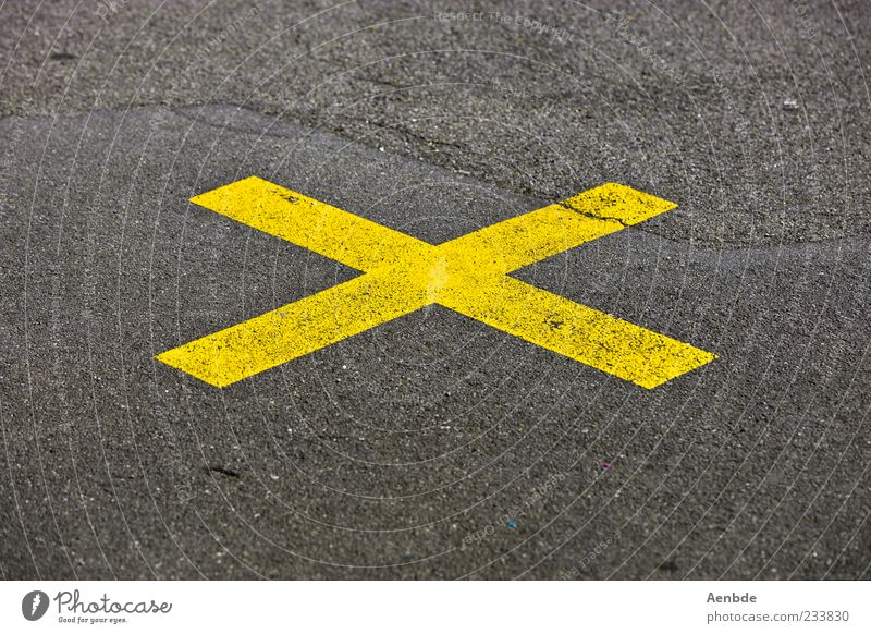 x Straße Straßenkreuzung Wegkreuzung Aggression Kreuz Asphalt Warnung gelb zentral Verbote mehrfarbig Außenaufnahme Menschenleer Textfreiraum oben