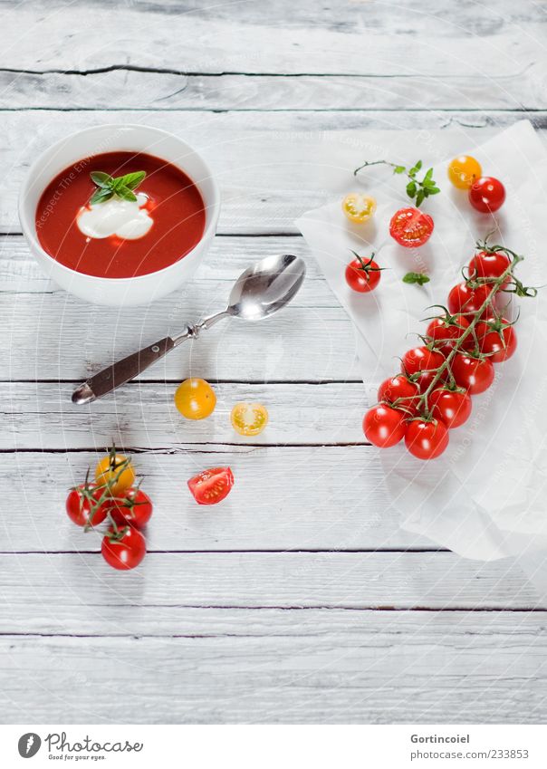 Tomatensuppe Lebensmittel Gemüse Ernährung Mittagessen Bioprodukte Vegetarische Ernährung Schalen & Schüsseln Löffel frisch Gesundheit rot Holztisch