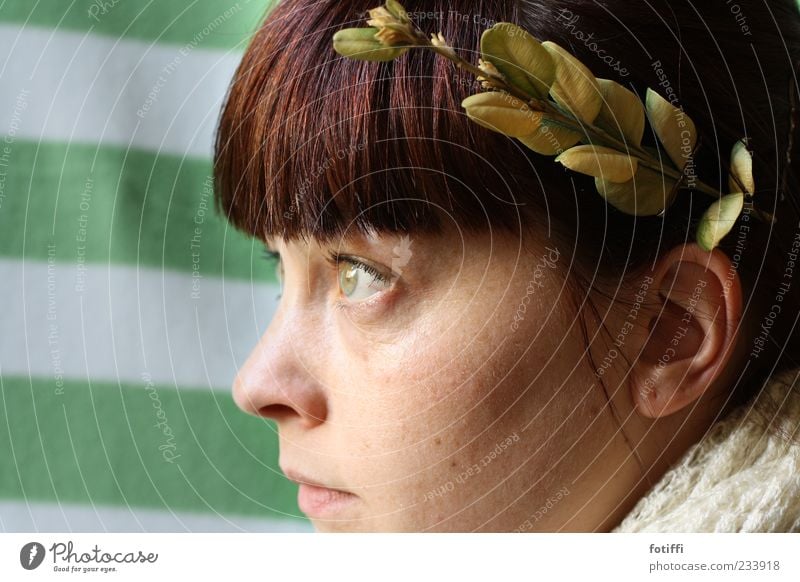 CAESARia II (oder: 1 1/2 Augen) feminin Junge Frau Jugendliche Haut Kopf Haare & Frisuren Gesicht Ohr Nase Mensch 18-30 Jahre Erwachsene Blatt Haarschmuck